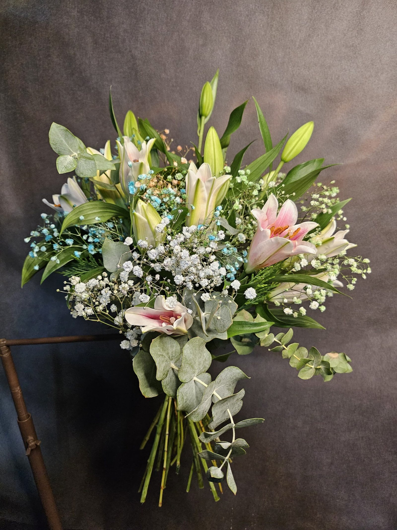 Lilium rosa y blanco y paniculata de colores