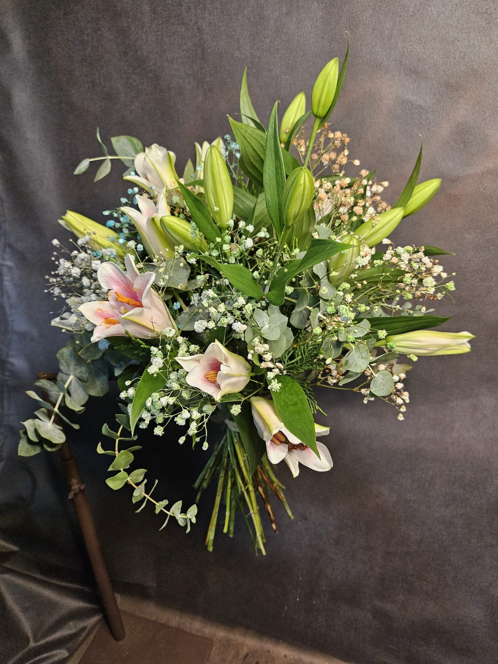 Lilium rosa y blanco y paniculata de colores