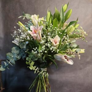 Lilium rosa y blanco y paniculata de colores