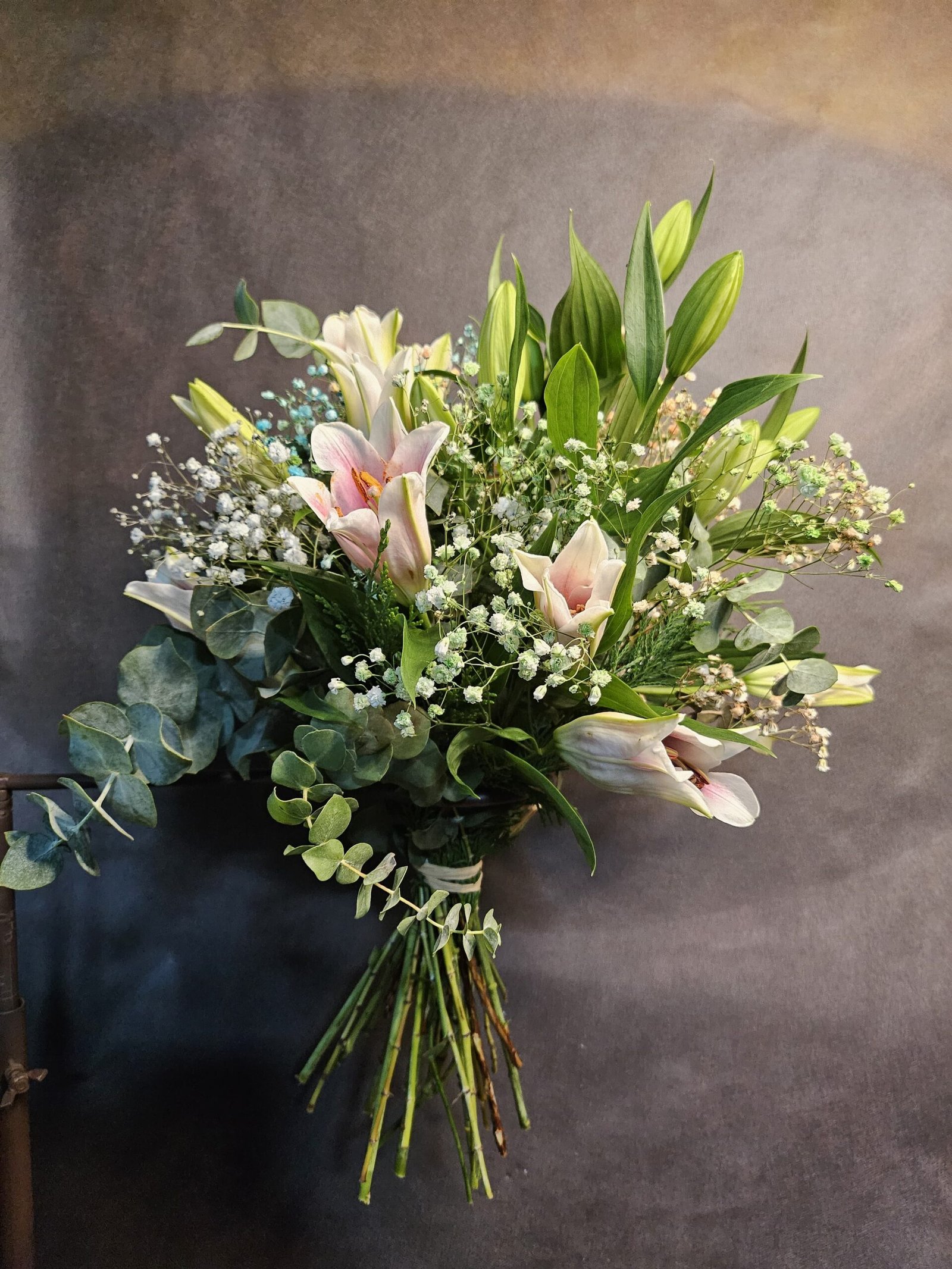 Lilium rosa y blanco y paniculata de colores