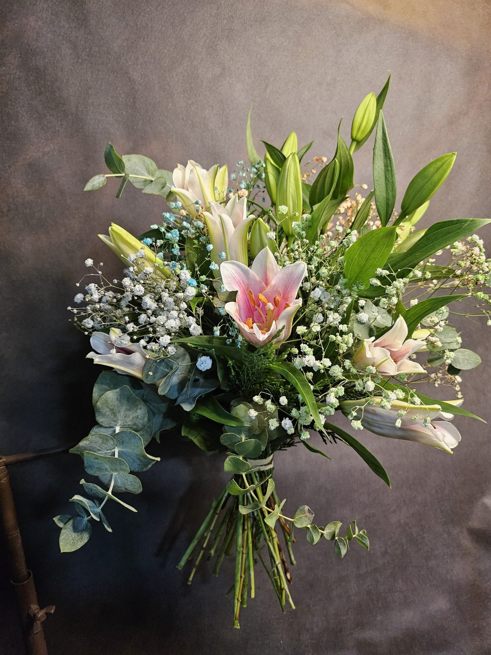 Lilium rosa y blanco y paniculata de colores
