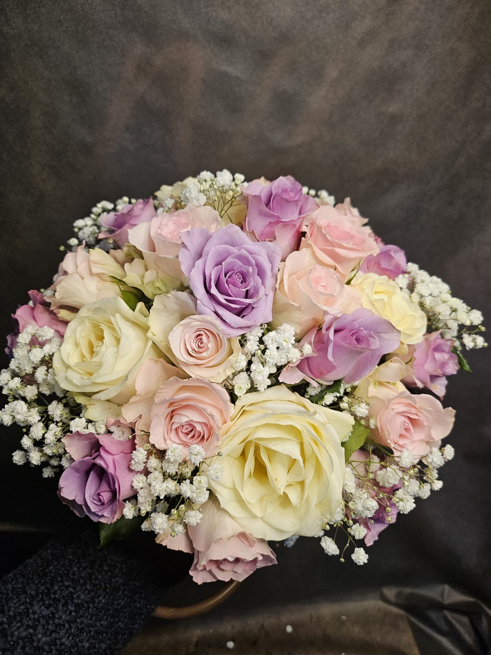 Ramo de rosas de colores variados y paniculata