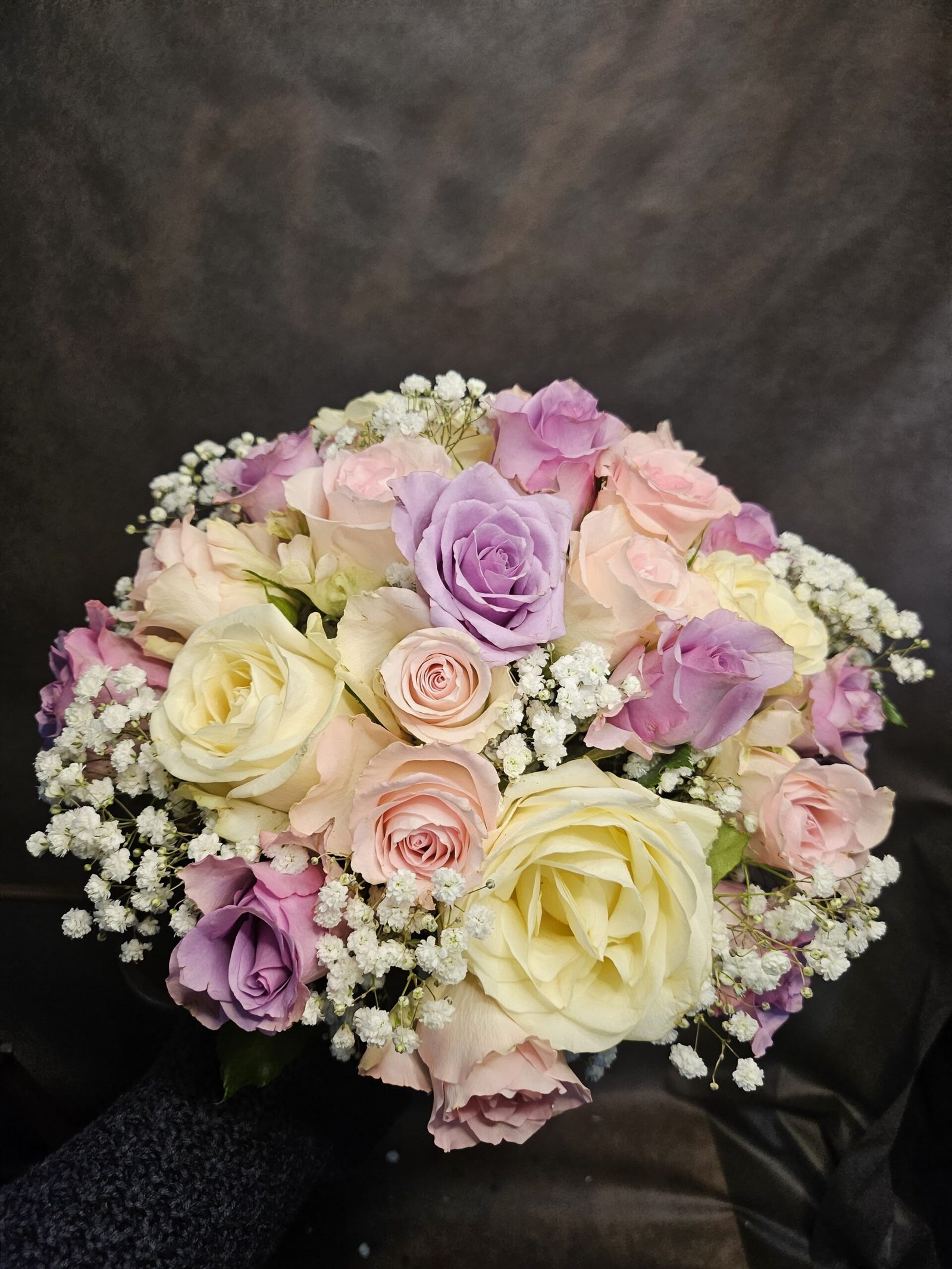 Ramo de rosas de colores variados y paniculata