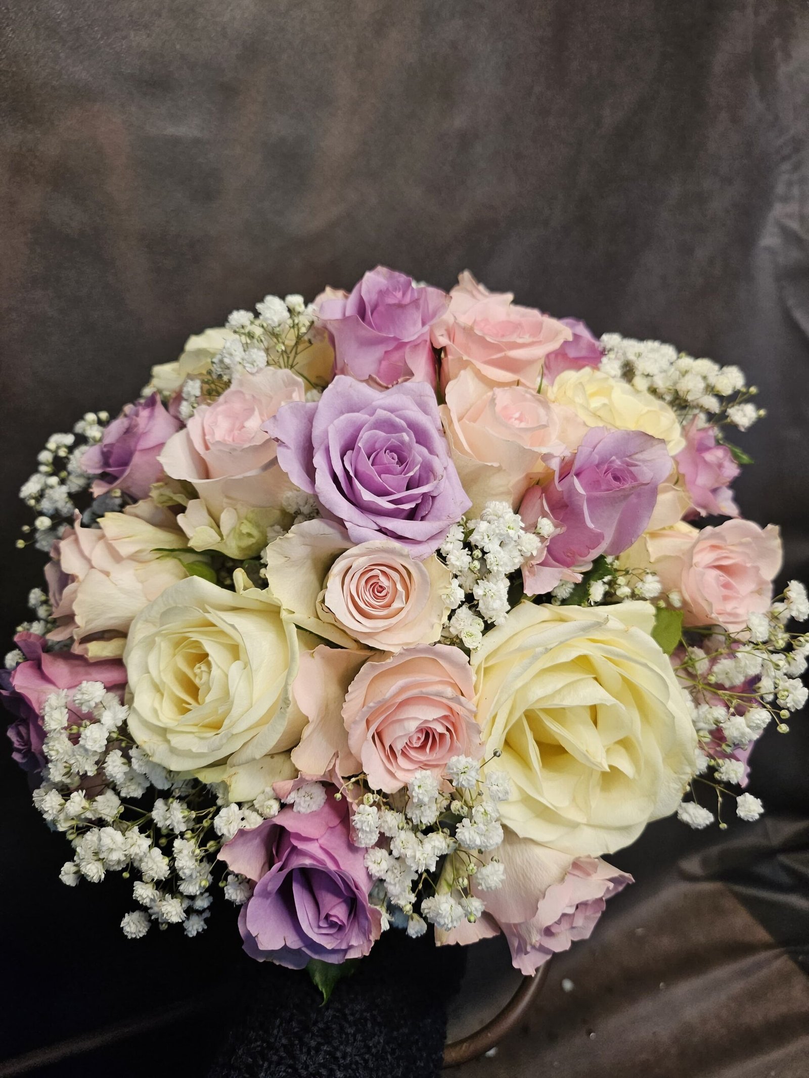 Ramo de rosas de colores variados y paniculata