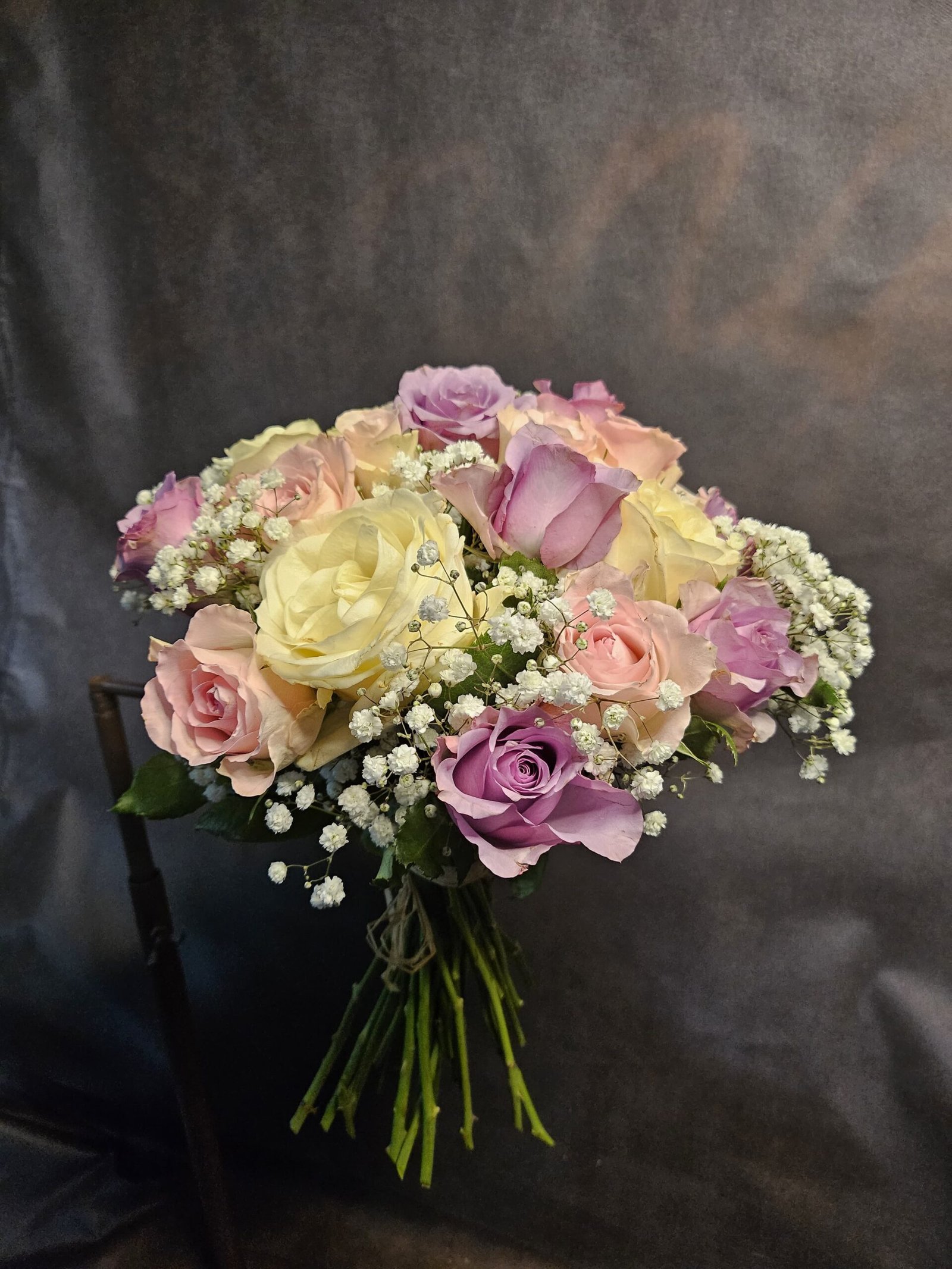 Ramo de rosas de colores variados y paniculata