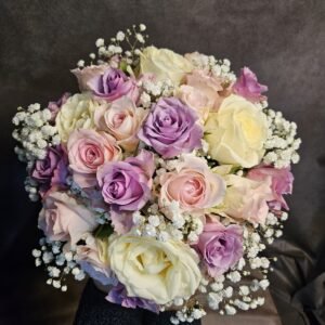 Ramo de rosas de colores variados y paniculata