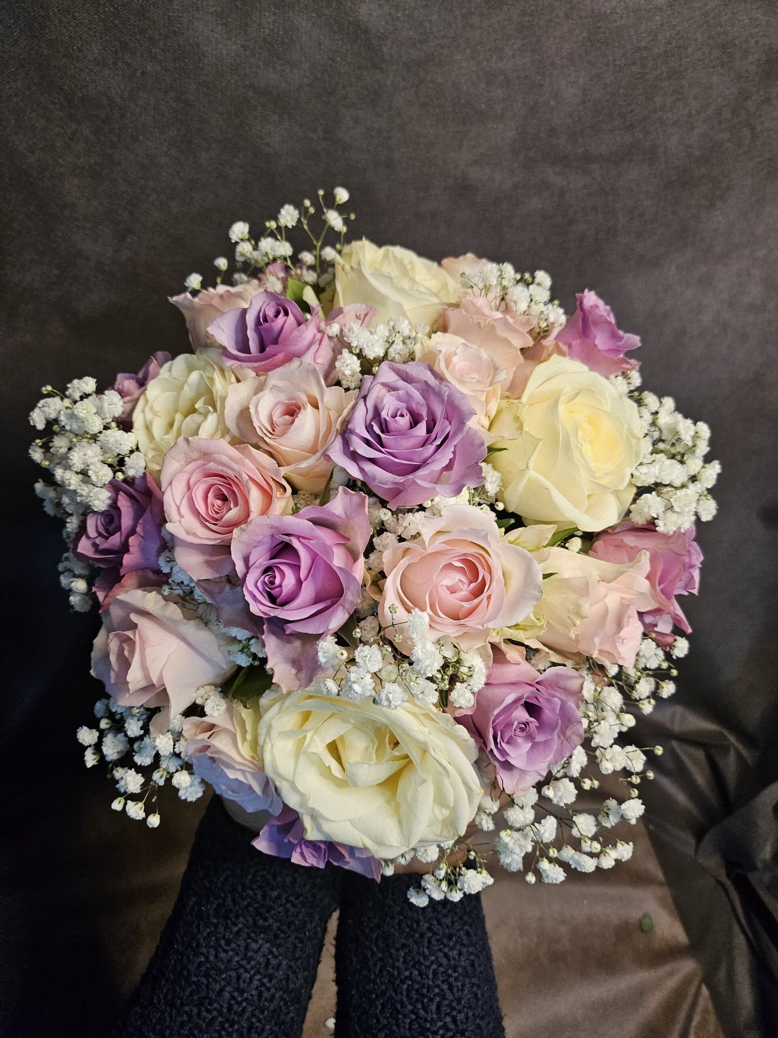 Ramo de rosas de colores variados y paniculata