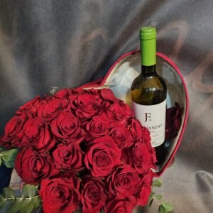 Ramo de rosas rojas con caja en forma de corazón y vino