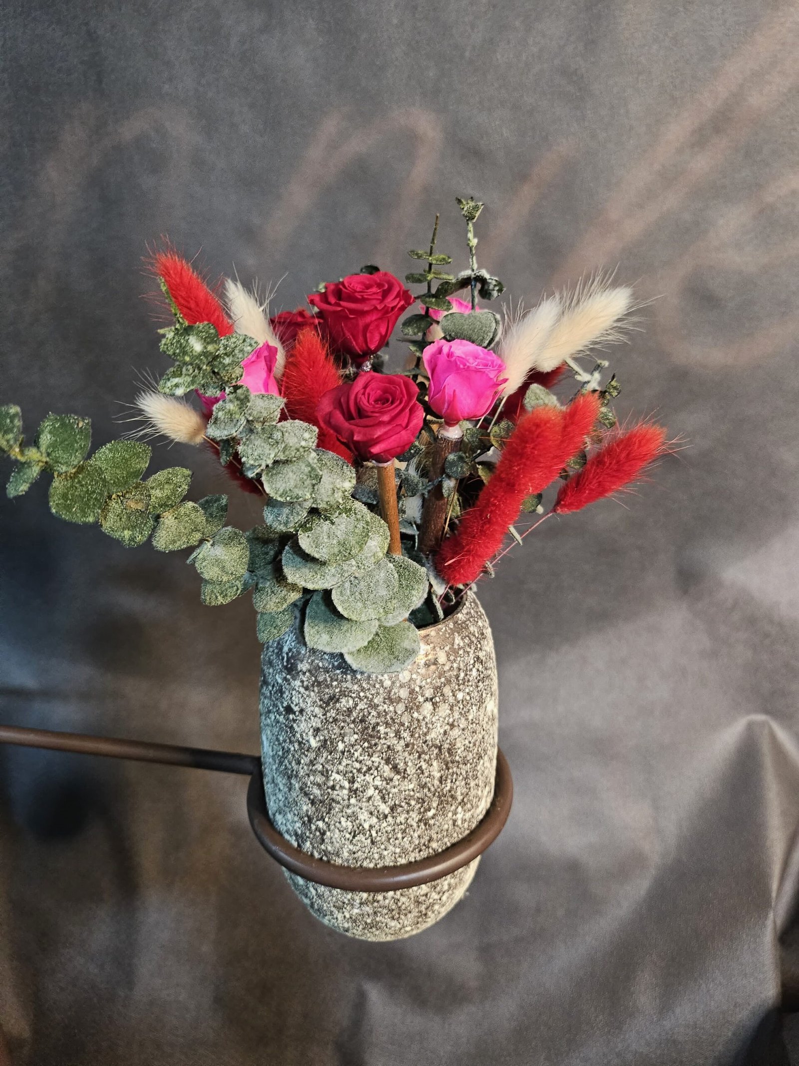 Arreglo floral con rosas y flores decorativas