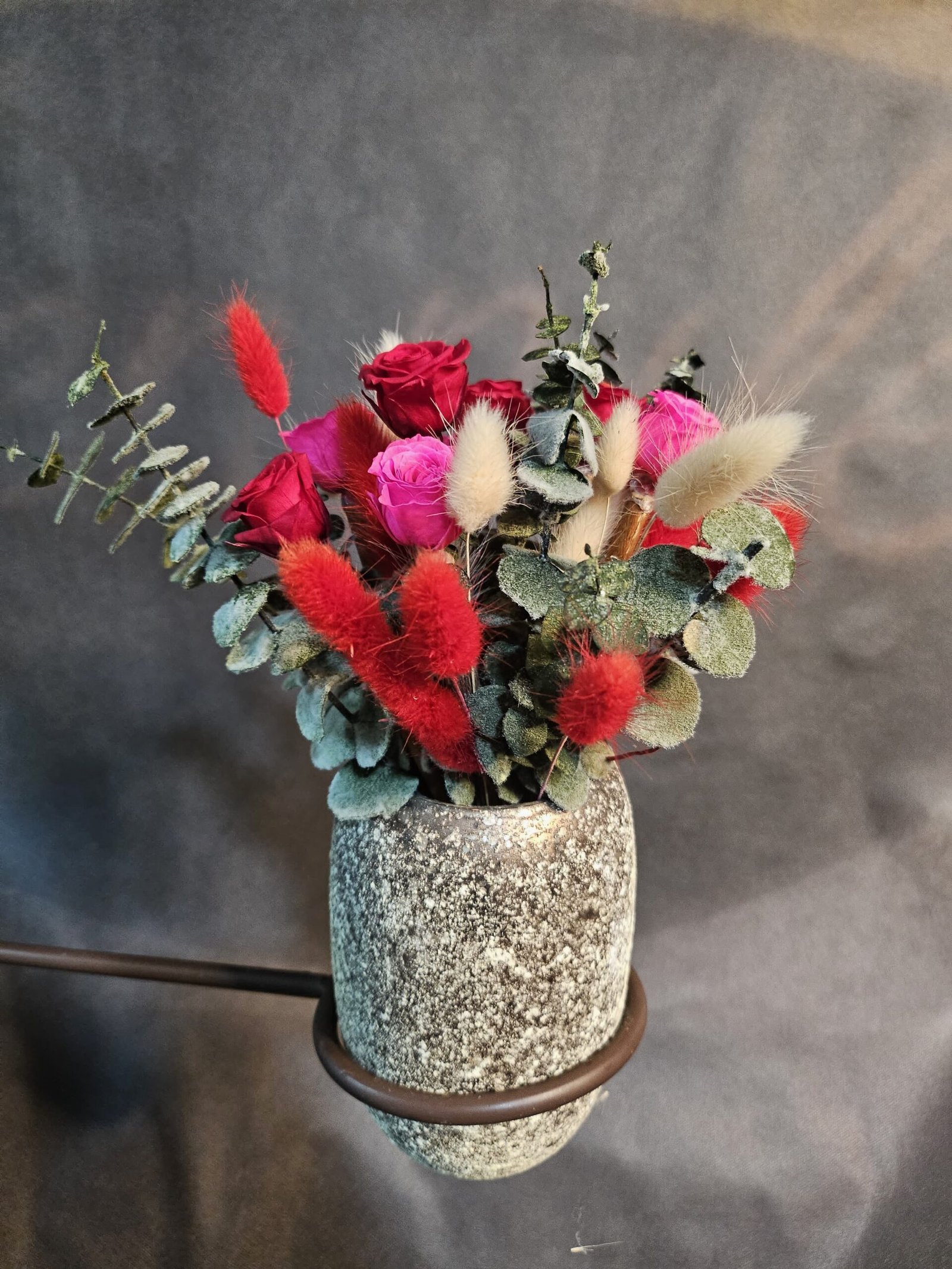 Arreglo floral con rosas y flores decorativas