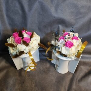 Arreglo florar decorado y con un jarrón