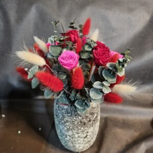 Arreglo floral con rosas y flores decorativas