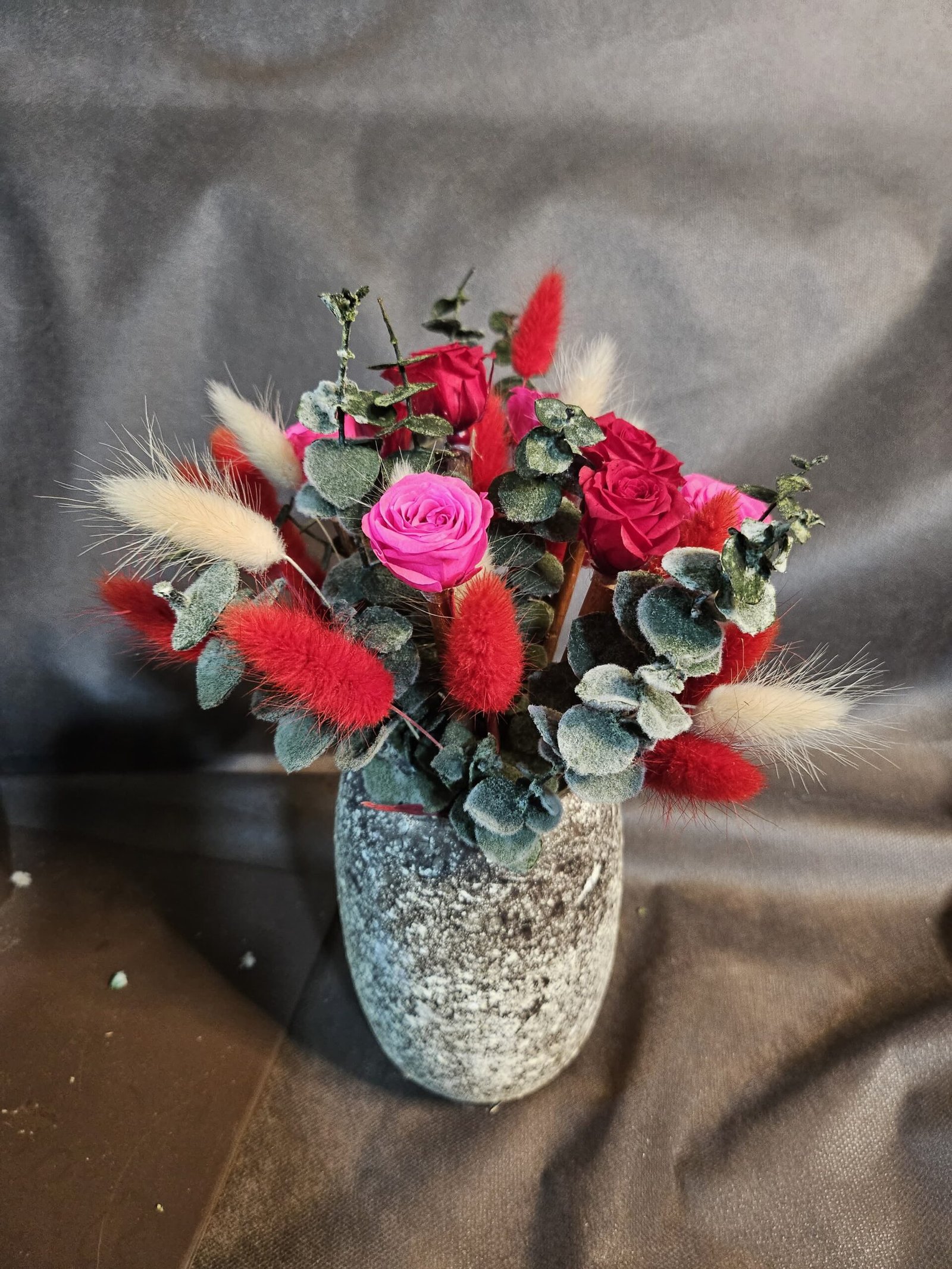 Arreglo floral con rosas y flores decorativas