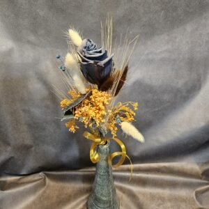 Rosa negra acompañada de flores decorativas