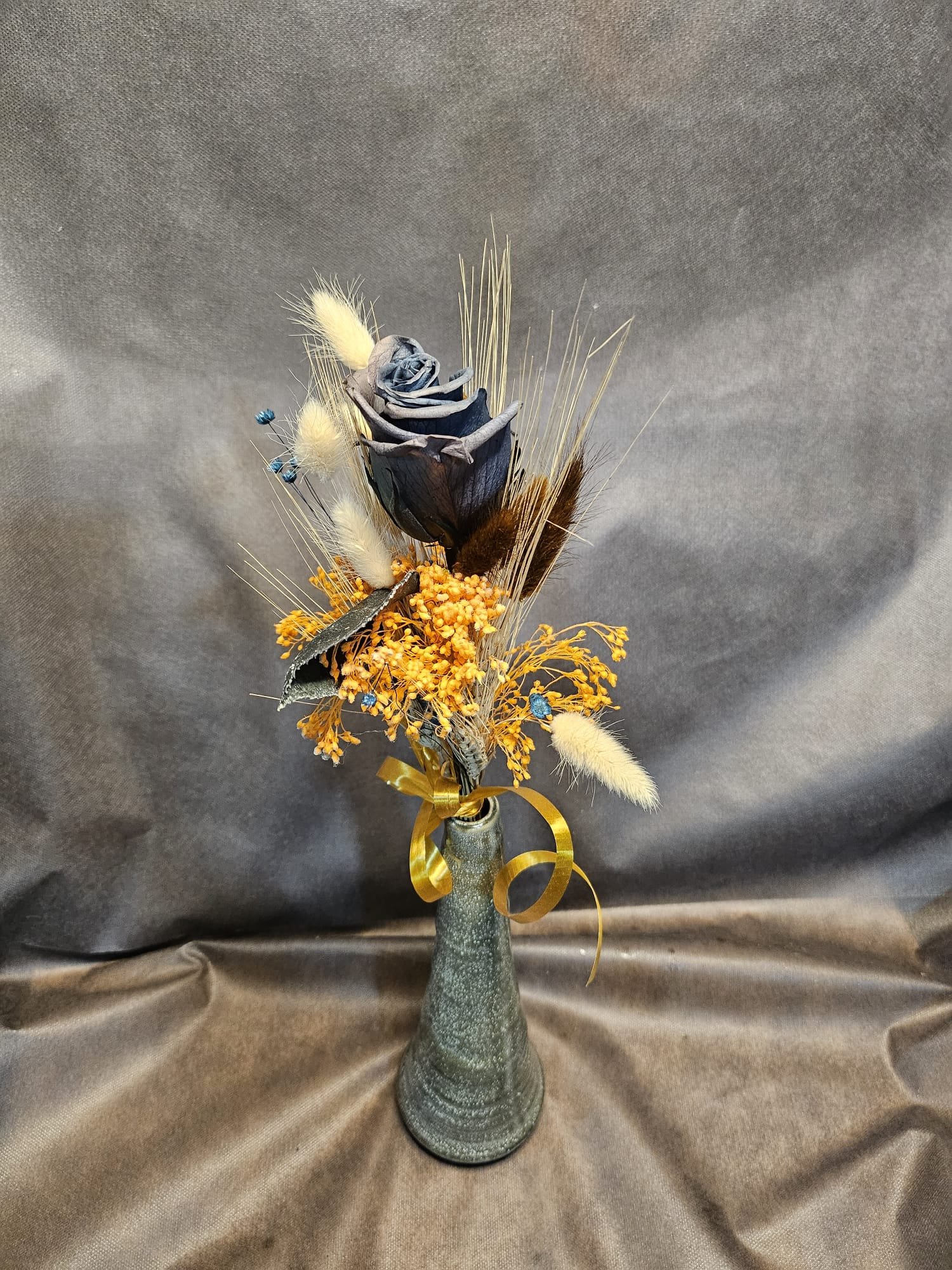 Rosa negra acompañada de flores decorativas