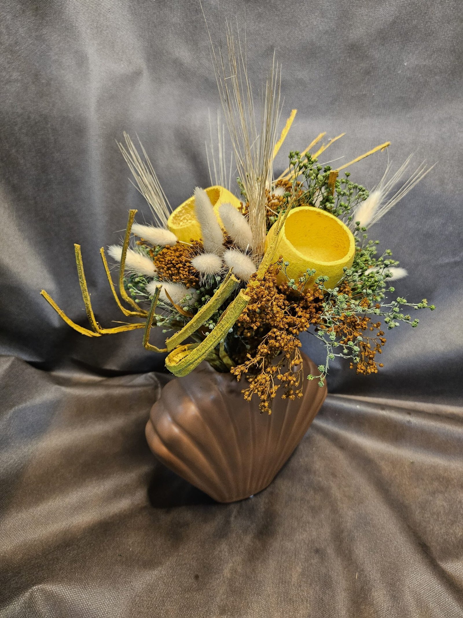 Esfera de coco y espigas decoradas y tiesto en forma de concha