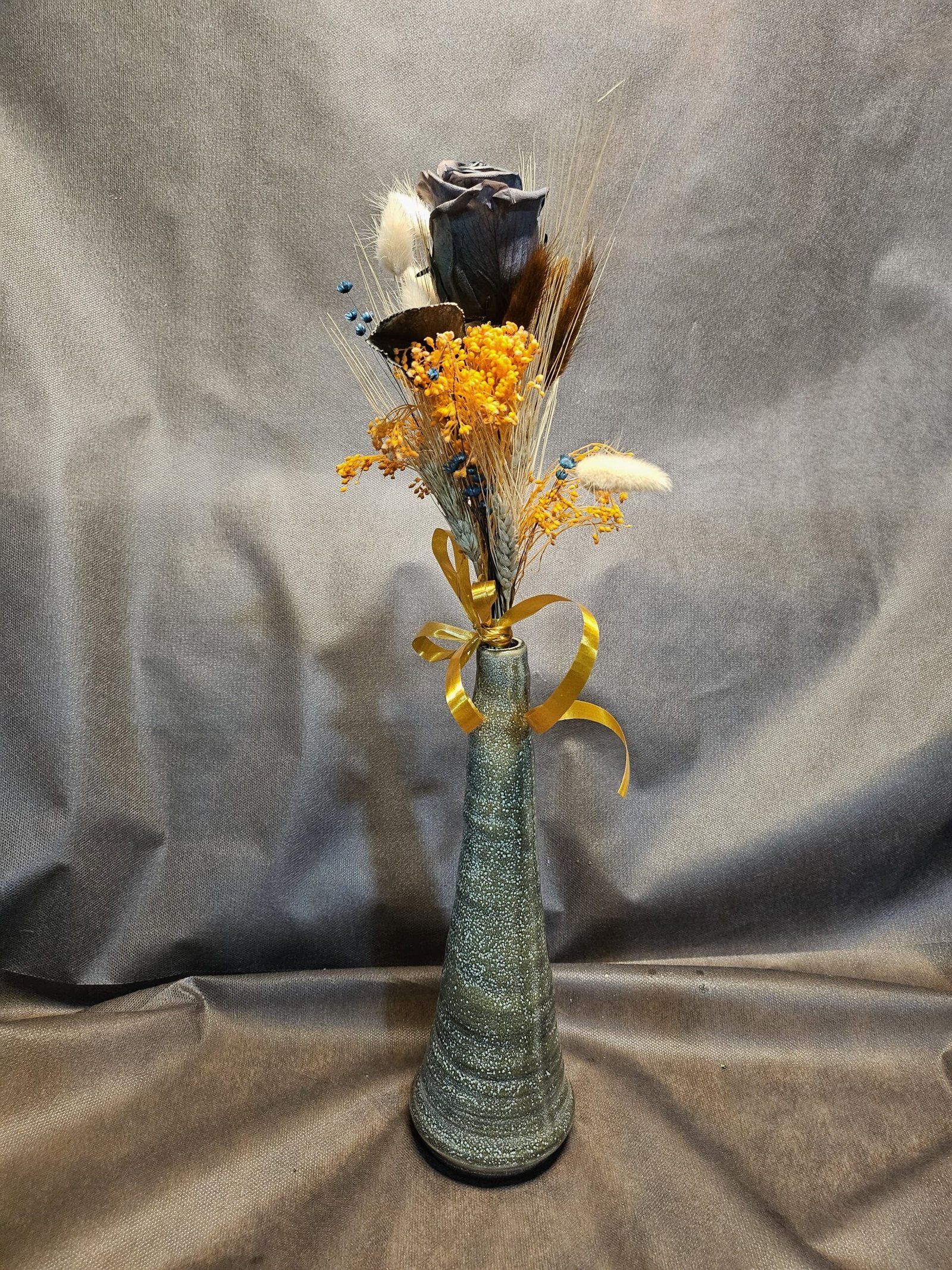 Rosa negra acompañada de flores decorativas