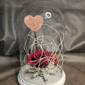 Rosa roja en cúpula con decoración