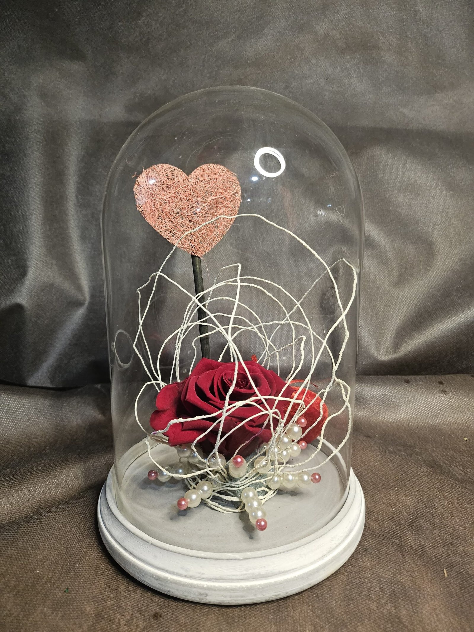 Rosa roja en cúpula con decoración