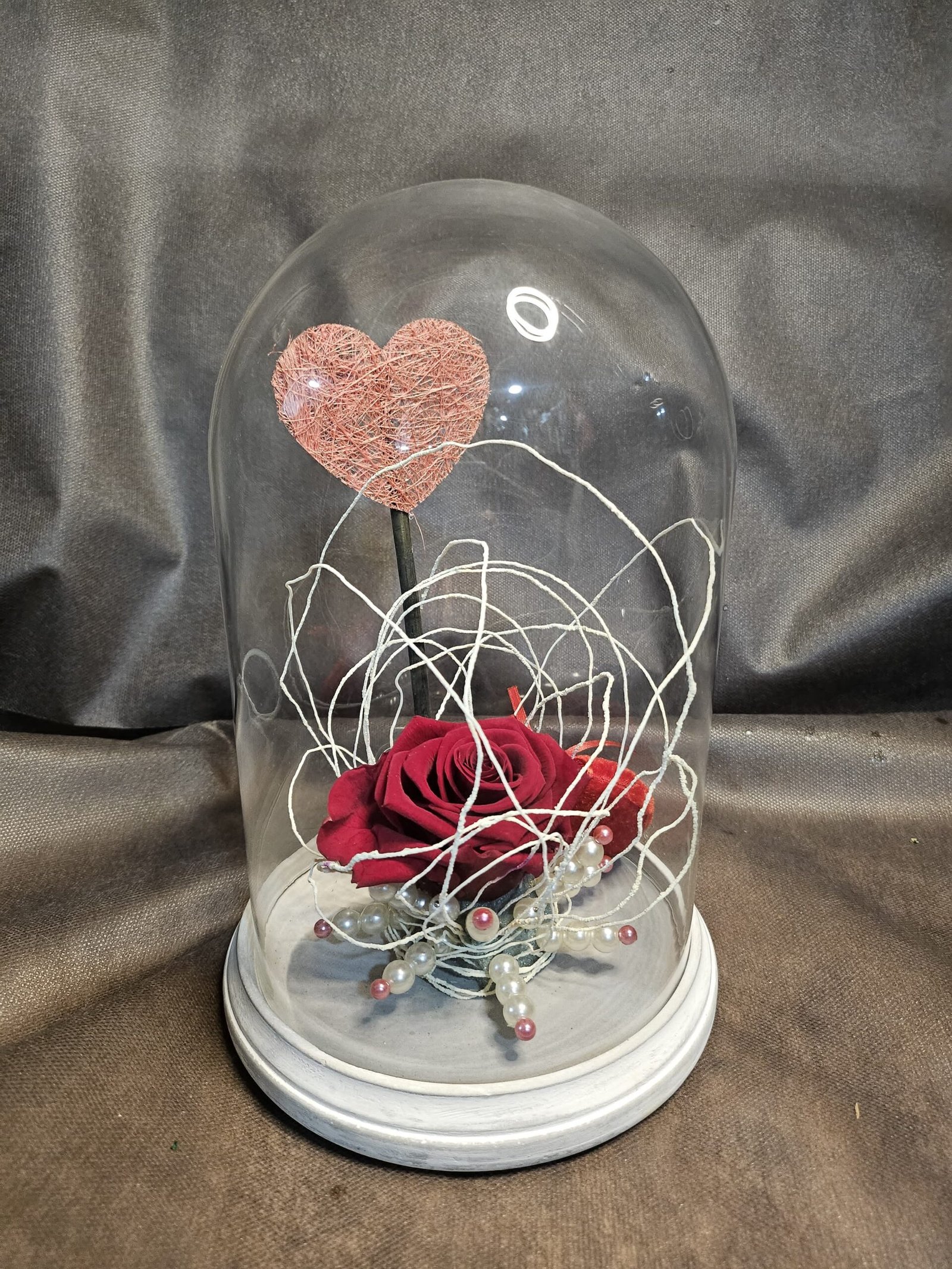 Rosa roja en cúpula con decoración